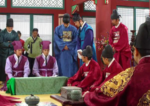 조선시대 의관들은 신분적 한계에도 불구하고 빼어난 의술을 인정받으면 고위직에 오르기도 했다. 하지만 이에 대한 양반들의 견제도 상당했다. 조선시대 외과의사 백광현을 다룬 드라마 