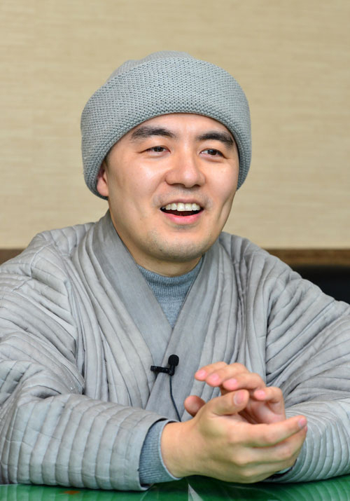성도절 기념대법회 참석차 19일 대구 시민체육관을 찾은 인기 절정의 혜민 스님이 본지와의 인터뷰를 통해 자신의 생각을 풀어내고 있다.