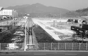 칠곡 지천면의 영남내륙권 물류기지의 컨테이너 야적장과 철도 운송 취급장이 새하얀 눈으로 덮여 한산하기 그지없다. 이영욱 기자