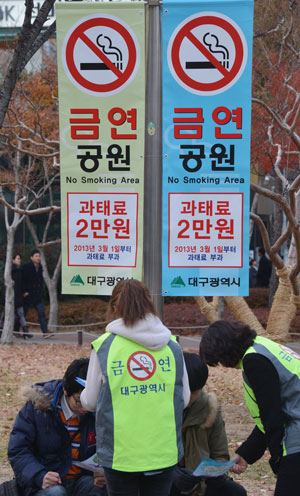 미성년자 흡연자를 무조건 단속해 과태료를 부과하기보다 실질적인 금연 계도가 우선돼야 한다는 목소리가 높다. 성일권기자 sungig@msnet.co.kr