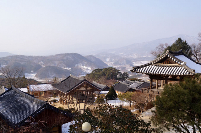 영주 봉화산 중턱에 자리잡은 부석사 국보 제18호인 무량수전 앞에 서면 소백산 전경이 한눈에 들어온다