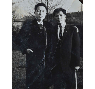 1964년 12월 10일 조충래(76) 씨가 대통령 수행기자로 독일 함부른 탄광을 방문한 류혁인(왼쪽) 당시 동아일보 기자와 함께 찍은 사진. 류 기자는 조 씨와 인척 관계로 후에 청와대에 입성해 정무담당 수석비서관으로 박대통령을 보좌했다. 김태형기자 thkim21@msnet.co.kr