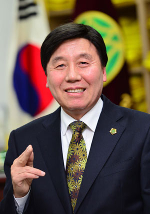 2016년까지 (사)한국연예예술인협회 대구지회를 이끌어 갈 이양수 지회장이 지역 예술인들을 위한 무대를 더 많이 만들겠다고 포부를 밝혔다.
