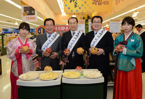 영주시와 나주시, 이마트 관계자들이 홍동백서 출시 기념식을 하고 있다. 왼쪽 두 번째부터 김주영 영주시장, 허인철 이마트 사장, 임성훈 나주시장. 영주시 제공