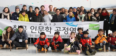 이달 19일 칠곡군 가산면 학상리 썰매장 일원에서 열린 칠곡 인문학 공정여행에 참가한 외국인 여행객들과 참가자들이 전통썰매를 타고 있다. 칠곡군 제공