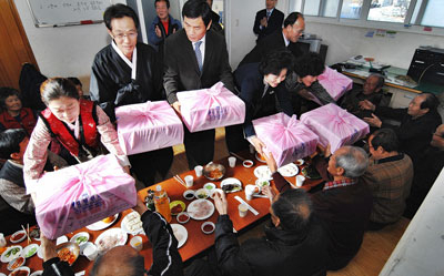 이달 25일 군위 부계면 동산 2리 마을 젊은이들은 마을회관에 어르신들을 모시고 술과 음식을 대접하며 올 한 해도 만수무강을 기원했다. 군위군 제공