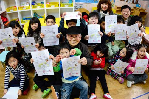 한자 강사인 이영호 옹(가운데)이 대구 동촌제일유치원에서 자신이 가르친 아이들과 함께 한자 급수 자격증을 들고 환하게 웃고 있다. 이영호 옹이 24일 대구 동촌제일유치원에서 자신이 가르친 아이들이 취득한 한자 6급 자격증을 들어보이며 흐믓해하고 있다. 우태욱기자 woo@msnet.co.kr