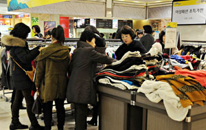 신년 정기세일 부진으로 겨울 상품 재고를 처리하지 못한 백화점들이 세일보다 더 큰 폭의 할인 행사를 펼치고 있다. 사진은 롯데백화점 대구점의 파격가전 행사 모습. 롯데백화점 대구점 제공