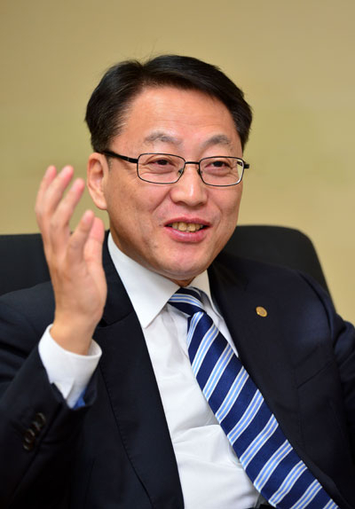 노석균 영남대 총장 선임자가 30일 총장 인수위 사무실에서 취임 소감과 대학 경영 전략에 대해 설명하고 있다. 사진