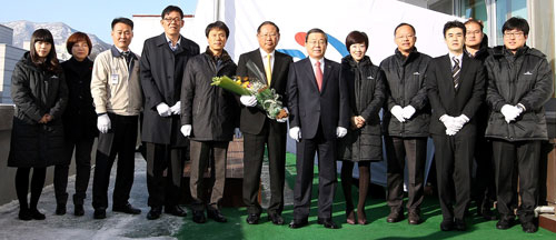 고용창출 측면에서 모범적인 외국인 투자기업으로 평가받는 한국옵티칼하이테크(주) 임직원들이 1월 초 구미시청 국기게양대에서 이달의 기업 사기((社旗) 게양식을 갖고 있다. 구미시 제공