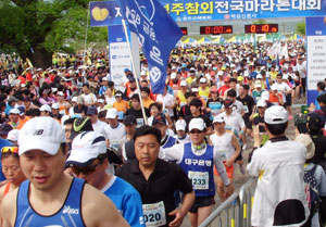 제8회 성주참외 전국마라톤대회가 오는 4월 28일 성주군 성주읍 성밖숲 일원에서 열린다. 사진은 지난 대회 모습.