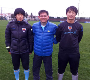 대구시축구협회 최태원(가운데) 부회장이 대구FC의 터키 전지훈련장을 찾아 대구 출신인 배인영(오른쪽), 김종명 선수와 포즈를 취했다. 김교성기자