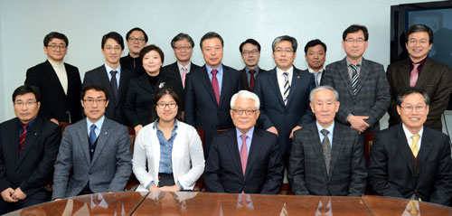 홍철(앞줄 오른 쪽에서 세 번째) 위원장을 중심으로 매일신문 독자위원들과 매일신문 편집 파트 간부들이 제 12기 매일신문 독자위원회 출범에 맞춰 자리를 함께했다. 앞줄 왼쪽부터(호칭 생략) 이성곤, 이호경, 김하민, 홍철, 최진근, 홍종호 독자위원. 뒷줄 오른 쪽 두 번째부터 왼쪽으로 서영학, 손창용, 문진기 독자위원.