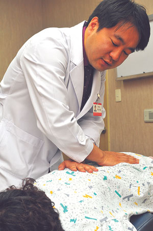 강직성 척추염은 조기에 발견해 꾸준히 치료하면 병의 진행을 막고 일상생활에 큰 불편 없이 지낼 수 있다. 허리에서 보내는 통증에 관심을 갖고 적극적인 한방 치료를 통해 허리 건강을 지킬 수 있다.