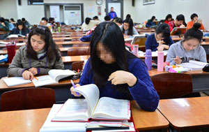 대구시내 고등학교에 재학 중인 한 여고생이 4일 중구 동성로의 한국공무원학원에서 공무원 공채 필기시험을 준비하고 있다. 정운철기자 woon@msnet.co.kr