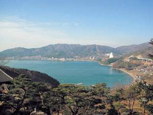 거제 지세포항에서 본 바다. 쪽빛이 더욱 선명하다.