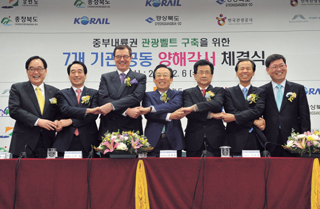 정창영 코레일 사장, 최흥집 강원랜드 대표이사, 이참 한국관광공사 사장, 김관용 경북도지사, 이시종 충북도지사, 최문순 강원도지사, 김남균 산림청 차장(왼쪽부터). 경상북도 제공