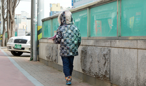 대구 지하철 2호선 신매역 1번출구 주변 환기구 외벽이 불투명 유리로 설치돼 주차장 진입 차량과 보행자간 시야를 가려 교통사고 위험이 높다. 김태형기자 thkim21@msnet.co.kr