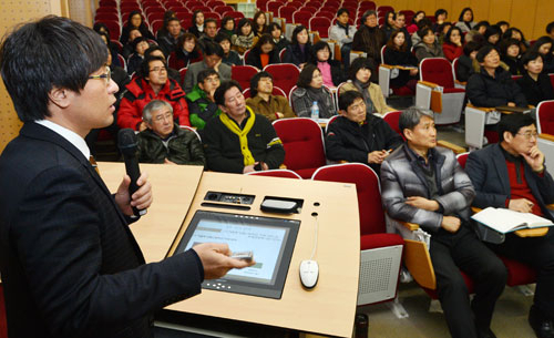 변화의 흐름에 가장 뒤떨어진 곳이 학교라고들 한다. 문제에 대한 의식은 있지만 해결 방안을 찾는 데 어려움을 겪는 학교들에 학교 경영 컨설팅은 대안이 될 수 있다. 6일 수성고의 학교 경영 컨설팅 중간 보고회 모습. 성일권기자 sungig@msnet.co.kr