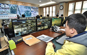 군위군은 지역 내 마을과 초등학교 전 지역에 CCTV를 통합, 관리하는 통합관제센터를 구축해 본격적인 운영에 들어간다. 군위군 제공
