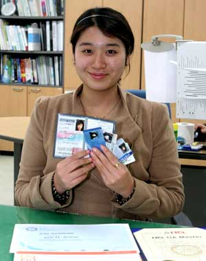 계명문화대 졸업식에서 자격증 최다 취득 특별상을 받은 김 씨가 자신의 자격증들을 펼쳐보이고 있다. 계명문화대 제공