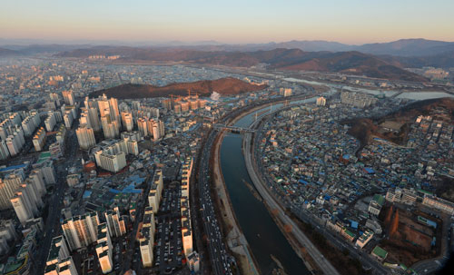 신천은 그냥 하천이 아니라 물길, 바람길, 생태의 길, 소통의 길이다. 신천이 금호강에 합류하는 모습. 정운철기자 woon@msnet.co.kr