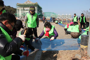 대구 수성구청이 15일 전국 최대 규모의 두꺼비 산란지인 욱수동 망월지에서 두꺼비 로드킬 방지 펜스 설치 행사를 갖는다. 수성구청 제공