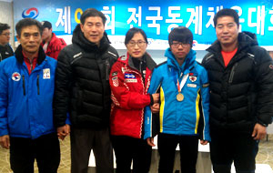 대구의 스키 유망주 이재준(오른쪽 두 번째)이 13일 열린 동계체전 첫날 슈퍼대회전에서 금메달을 딴 후 응원 온 가족, 관계자들과 함께 포즈를 취했다. 대구시스키협회 제공