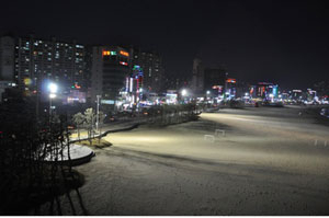포항 북부해수욕장에 설치된 경관등이 아름다운 볼거리를 제공하고 있다. 포항시 제공