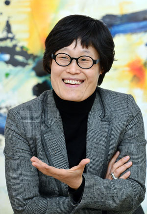 8명의 평론가들에게 물어본 결과 안유진 씨가 대구에서 가장 떠오르는 신진 작가로 꼽혔다. 안 씨가 멘토로 삼고 싶은 김옥렬 아트스페이스펄 대표.