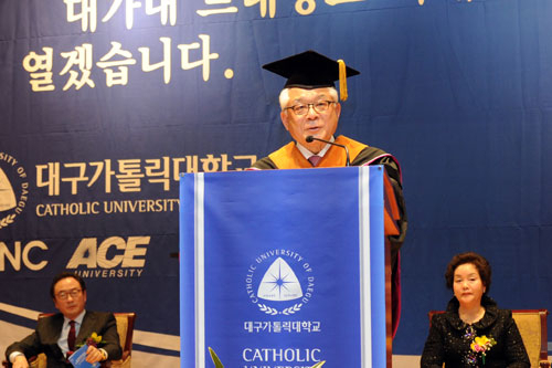 14일 홍철 대구가톨릭대 총장이 취임사를 하고 있다.