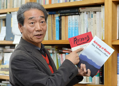 아리랑은 슬픈 노래가 아니라 흥겨운 노래다. 김 교수가 아리랑의 유래에 대해 설명하고 있다.