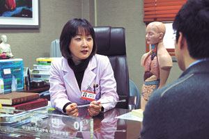 ▲현대인을 괴롭히는 대표적 소화질환인 기능성 소화불량과 과민성 장증후군. 한의학에서는 체질과 병증에 맞춰 한약 처방 및 침·뜸 요법을 쓴다.