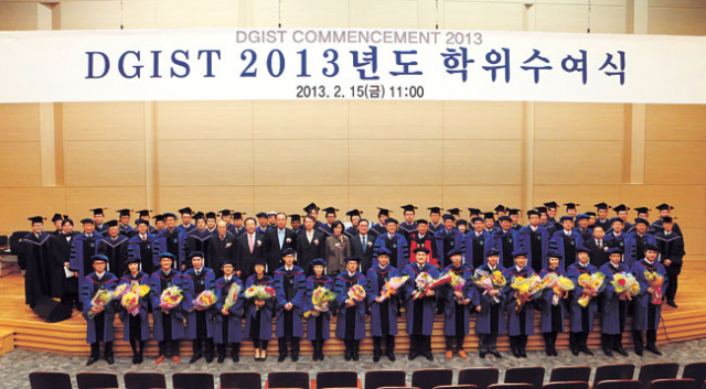 DGIST는 15일 대강당에서 석사 졸업생 18명과 학부모 등 500여 명이 참석한 가운데 제1회 학위수여식을 열었다.