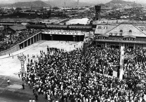 1971년 4월 24일 대구시의 남북을 잇는 대구역 지하차도 개통식 직후 운집한 시민들이 지하차도로 향하고 있다. 매일신문DB.