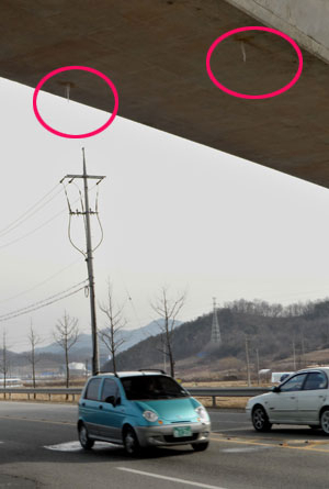 경부고속철도 선로 하단에서 흘러내린 물로 만들어진 빙판 위를 차량들이 통과하고 있다. 통과 차량 위로는 20cm 이상된 고드름이 매달려 있어 아찔한 상황을 연출하고 있다. 신현일기자