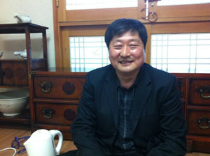 12년 동안 가정 형편이 어려운 학생들의 교복비 1천400여만원을 남몰래 기부해온 이종범 문경도자기박물관장의 숨은 선행이 최근 알려지면서 화제를 모으고 있다.
