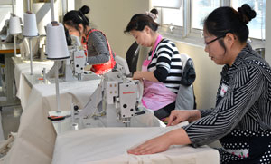 대구의 다문화가족과 이주민들이 일, 육아, 공부, 진료, 여가, 상담 등을 한꺼번에 즐길 수 있는 건물이 들어섰다. 19일 오후 이주여성들이 남구 대명동 대경빌딩 4층 카리타스 무지개 사업장에서 봉제작업을 하고 있다. 김태형기자 thkim21@msnet.co.kr