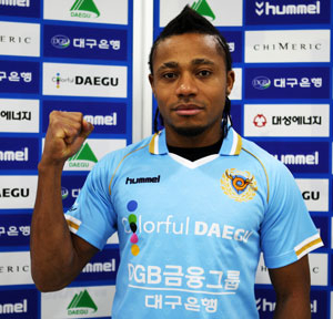아사모아가 20일 대구FC와 입단 계약을 체결한 후 유니폼을 입고 포즈를 취했다. 대구FC 제공