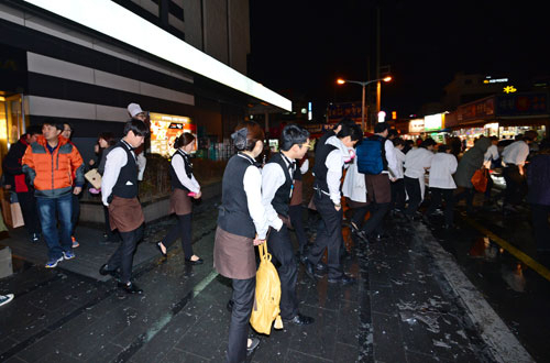 20일 오후 대구 동아백화점 쇼핑점 8층 테라스 의류창고에서 발생한 화재로 직원과 고객들이 건물 밖으로 긴급대피하고 있다. 정운철기자 woon@msnet.co.kr