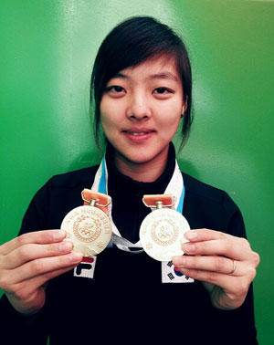 동계체전 빙상 스피드스케이팅에서 2년 연속 2관왕에 오른 김보름이 금메달을 목에 걸고 좋아하고 있다. 대구빙상연맹 제공
