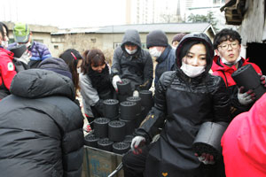 영진전문대 사회봉사단은 지난해 연말, 어려운 이웃을 위한 사랑의 연탄배달 봉사를 펼쳤다.