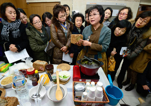 된장은 구정 설이 지나고 한 달 내로 담는 것이 좋다. 전통재래된장 김미경 대표는 15일 용학도서관에서 장 담그기에 대한 강의를 진행했다.