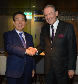 김관용(왼쪽) 경상북도지사는 24일 쟌 엘리야슨(Jan Eliasson