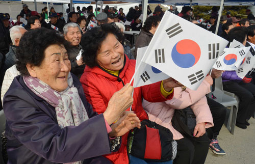 25일 오전 구미 박정희 전 대통령 생가 앞의 박근혜 대통령 취임 축하 행사에서 참가 시민들이 태극기를 흔들며, 덩실덩실 춤을 추고 있다. 성일권기자 sungig@msnet.co.kr
