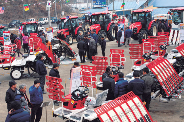 22일 안동 지역 주민들이 안동 안막동 국제종합기계 안동대리점 마당에 전시된 농기계를 둘러보고 있다. 전종훈기자