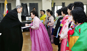 대구시 남구 대명동 가톨릭문화관 2층 강당에서 열린 새빛학교 졸업식에서 만학도 할머니들이 학교장 이민락 주임신부로부터 졸업장을 받고 있다. 김태형기자 thkim21@msnet.co.kr