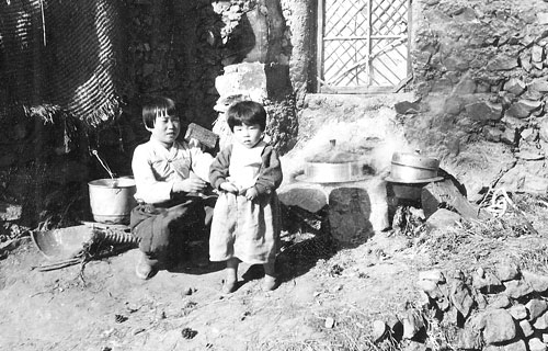 걱정없는 삶이 어디 있으랴. 산다는 것, 그 자체가 때론 모두 내려놓고 싶을 만큼 힘든 것을. 넉넉지는 않으나마 피붙이들과 오순도순 살고 싶었던 조선 민초들의 꿈은 지독한 기근과 전염병의 광기 아래 산산이 부서지고 말았다. 사진은 약 100년 전 대구 근교 한 평범한 가정의 모습. 동산의료원 제공