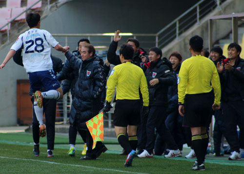대구FC의 신인 공격수 한승엽이 2일 울산과의 개막전에서 선제골을 터뜨린 후 벤치로 달려가고 있다. 대구FC 제공