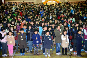 4일 오전 대구 칠성초등학교 입학식에서 신입생 250명이 국기에 대한 경례를 하고 있다. 우태욱기자 woo@msnet.co.kr